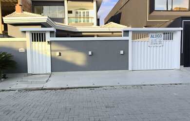 Imagem: A casa em condomínio possui 4 Dormitórios, 4 Suítes, 6 Banheiros