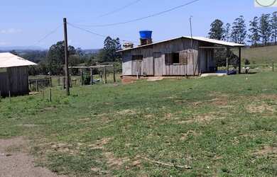 Imagem: A chácara possui 2 Dormitórios, 1 Banheiro, 40.000m² de Área