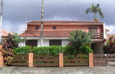 Imagem: A casa possui 3 Dormitórios, 1 Suíte, 3 Banheiros, 2 Vagas