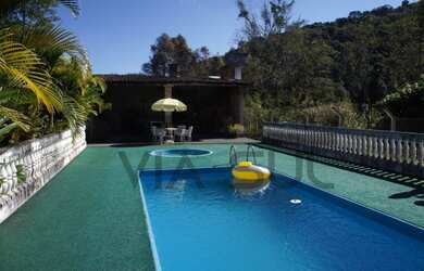 Imagem: A chácara possui 6 Dormitórios, 2 Suítes, 2 Banheiros, 40.000m²