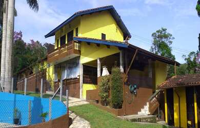 Imagem: A chácara possui 6 Dormitórios, 3 Suítes, 3 Banheiros, 3