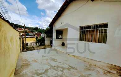 Imagem: A casa possui 3 Dormitórios, 1 Banheiro, 2 Vagas na garagem