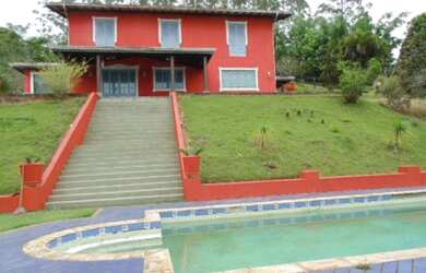 Imagem: A fazenda possui 3 Dormitórios, 2 Banheiros, 4 Vagas na garagem