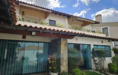 Imagem: A casa em condomínio possui 4 Dormitórios, 2 Suítes, 6 Banheiros