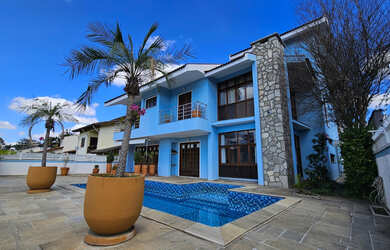 Imagem: A casa possui 4 Dormitórios, 4 Suítes, 7 Banheiros, 8 Vagas