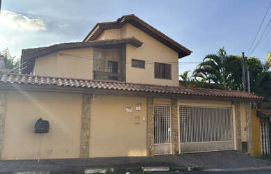 Imagem: A casa possui 4 Dormitórios, 1 Suíte e 412m² de Área e está