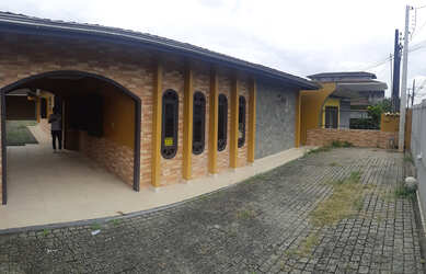 Imagem: A casa possui 3 Dormitórios, 1 Suíte, 2 Banheiros, 1 Vaga