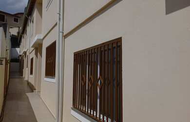 Imagem: A casa em condomínio possui 2 Dormitórios, 2 Suítes, 3 Banheiros