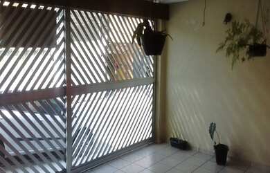 Imagem: A casa possui 2 Dormitórios, 1 Banheiro, 2 Vagas na garagem