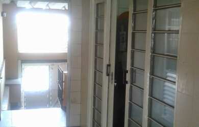 Imagem: A casa possui 4 Dormitórios, 2 Banheiros, 2 Vagas na garagem