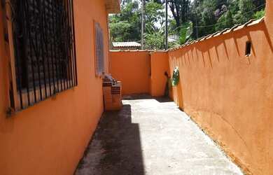 Imagem: A casa possui 1 Dormitório, 1 Banheiro, 4 Vagas na garagem