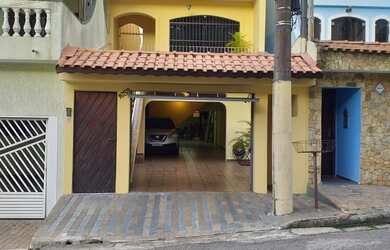 Imagem: A casa possui 3 Dormitórios, 1 Suíte, 5 Vagas na garagem