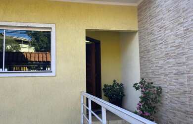 Imagem: A casa possui 3 Dormitórios, 3 Suítes, 1 Banheiro, 6 Vagas