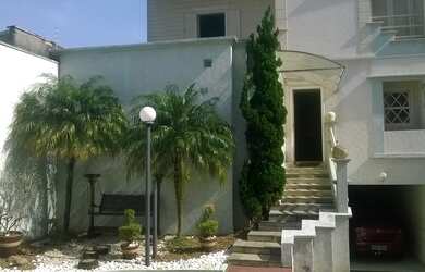 Imagem: A casa possui 5 Dormitórios, 1 Suíte, 3 Banheiros, 6 Vagas