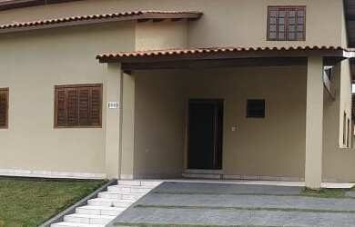 Imagem: A casa possui 5 Dormitórios, 1 Suíte, 2 Banheiros, 4 Vagas