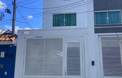 Imagem: A casa possui 3 Dormitórios, 1 Suíte, 2 Banheiros, 2 Vagas