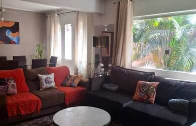 Imagem: A casa possui 4 Dormitórios, 2 Suítes, 3 Banheiros, 4 Vagas