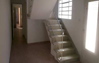 Imagem: A casa possui 2 Dormitórios, 2 Banheiros, 2 Vagas na garagem