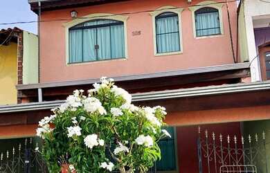 Imagem: A casa possui 3 Dormitórios, 1 Suíte, 3 Banheiros e 2 Vagas