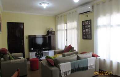 Imagem: A casa possui 3 Dormitórios, 1 Suíte, 3 Banheiros, 5 Vagas