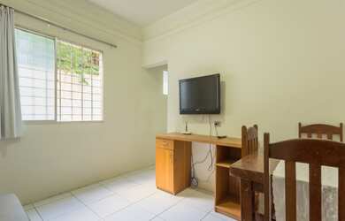 Imagem: O apartamento possui 1 Dormitório, 1 Banheiro, 1 Vaga na garagem