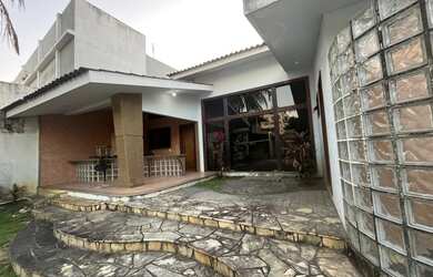 Imagem: A loja possui 5 Dormitórios, 4 Suítes, 3 Banheiros, 8 Vagas