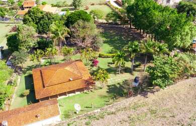 Imagem: A chácara possui 3 Dormitórios, 1 Suíte, 2 Banheiros, 3 Vagas