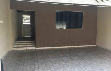 Imagem: A casa possui 2 Dormitórios, 1 Banheiro, 2 Vagas na garagem