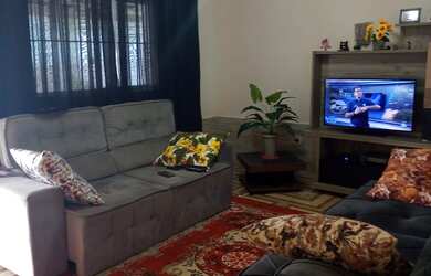 Imagem: A casa possui 3 Dormitórios, 2 Banheiros, 8 Vagas na garagem