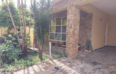 Imagem: A casa possui 3 Dormitórios, 1 Suíte, 2 Banheiros, 4 Vagas