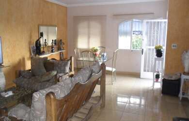 Imagem: A casa possui 4 Dormitórios, 3 Suítes, 5 Banheiros, 4 Vagas