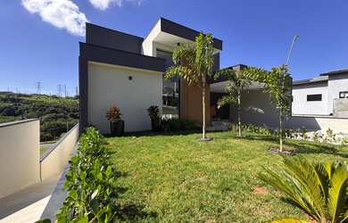 Imagem: A casa possui 3 Dormitórios, 3 Suítes, 4 Vagas na garagem