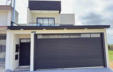 Imagem: A casa possui 4 Dormitórios, 1 Suíte, 2 Vagas na garagem