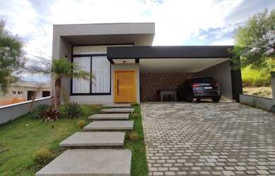 Imagem: A casa possui 3 Dormitórios, 3 Suítes, 2 Vagas na garagem