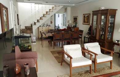 Imagem: A casa possui 3 Dormitórios, 3 Suítes, 4 Banheiros, 4 Vagas