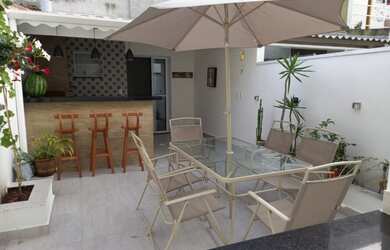 Imagem: A casa possui 2 Dormitórios, 2 Suítes, 3 Banheiros, 1 Vaga