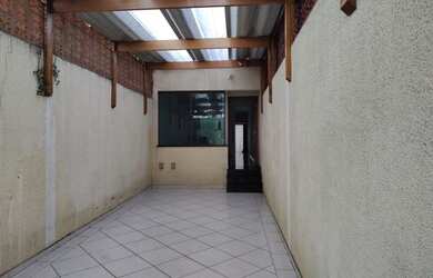 Imagem: A casa possui 3 Dormitórios, 1 Suíte, 3 Banheiros, 2 Vagas