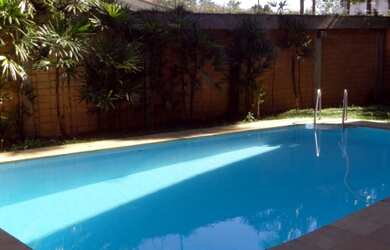 Imagem: A casa possui 3 Dormitórios, 3 Suítes, 7 Banheiros, 4 Vagas