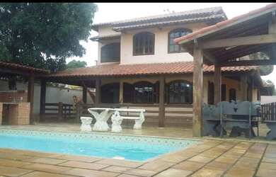 Imagem: A casa possui 3 Dormitórios, 3 Suítes, 5 Banheiros, 2 Vagas