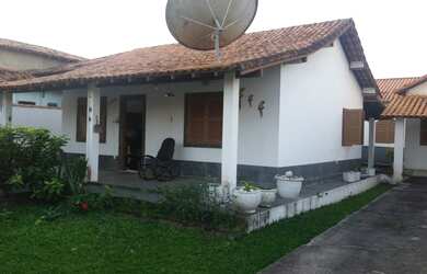 Imagem: A casa possui 4 Dormitórios, 2 Banheiros, 2 Vagas na garagem