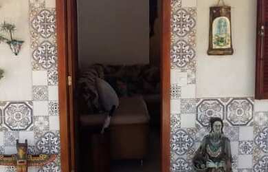 Imagem: A casa possui 3 Dormitórios, 1 Suíte e 2 Vagas na garagem