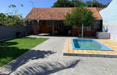 Imagem: A casa possui 3 Dormitórios, 1 Suíte e 2 Banheiros e está