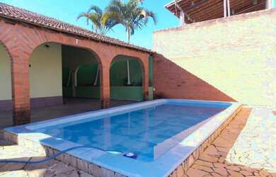 Imagem: A casa e possui 2 Dormitórios, 1 Suíte, 1 Banheiro, 5 Vagas