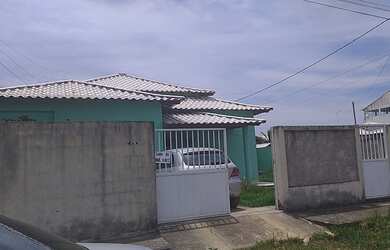 Imagem: A casa possui 3 Dormitórios, 1 Suíte, 1 Banheiro e 2 Vagas