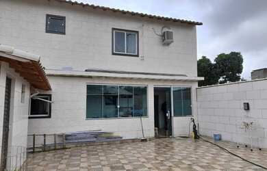 Imagem: A casa possui 3 Dormitórios, 1 Suíte, 2 Banheiros e está