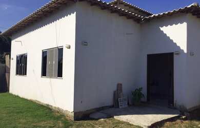 Imagem: A casa possui 3 Dormitórios, 2 Suítes, 1 Banheiro e está