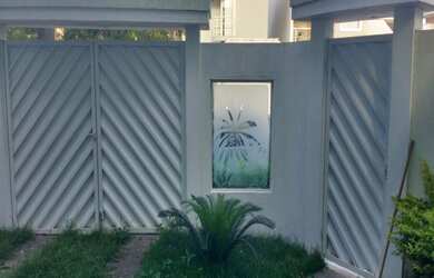 Imagem: A casa possui 4 Dormitórios, 3 Suítes, 1 Banheiro, 1 Vaga