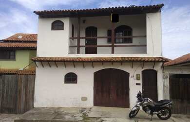 Imagem: A casa possui 3 Dormitórios, 2 Banheiros, 1 Vaga na garagem