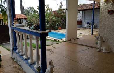 Imagem: A casa possui 5 Dormitórios, 4 Suítes, 1 Banheiro, 2 Vagas