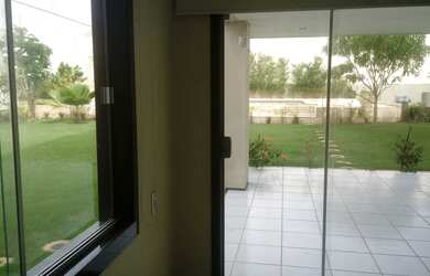 Imagem: A loja possui 5 Dormitórios, 5 Suítes, 6 Banheiros, 5 Vagas